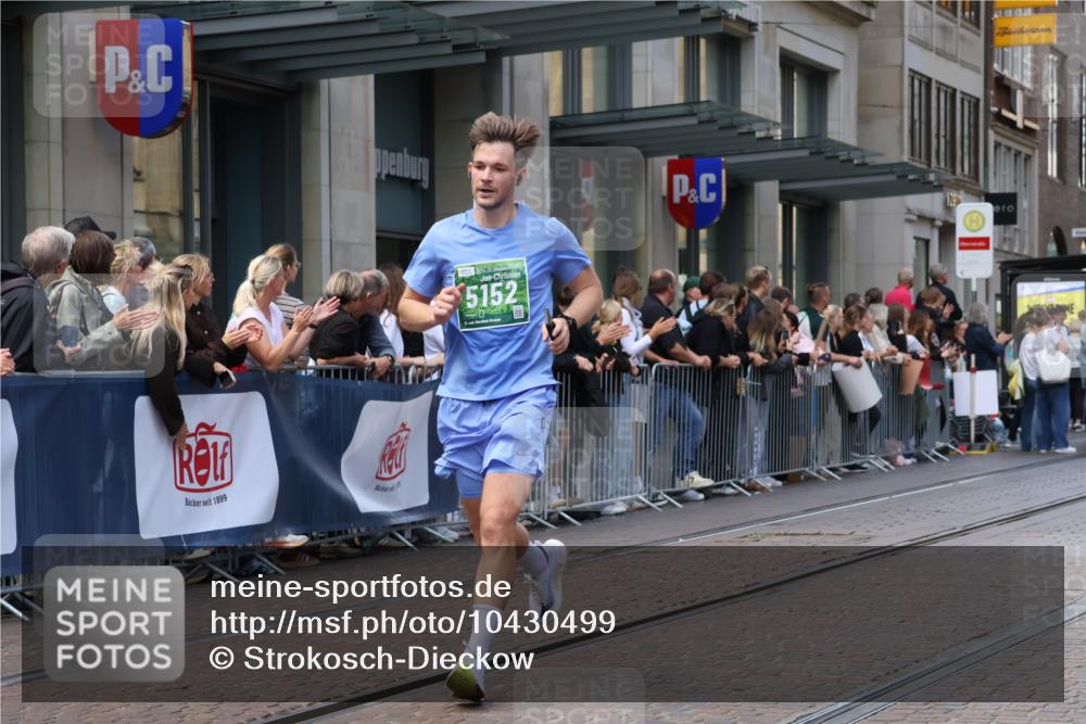 13.09.2026 - 21. swb-Marathon Bremen Strokosch-Dieckow http://msf.ph/oto/10430499 13.09.2026 13:10:26 Ziel 384, 1181, 1385, 1498, 1554, 2347, 2605, 4023, 4475, 4727, 5066, 5152, 5155, 5168, 5314, 5387, 5620, 5648, 6267, 7115, 7136, 7881, 9659, 13248, 604, 640, 957, 1277, 3959, 5532, 7881, 8033, 8064, 8709 meine-sportfotos.de