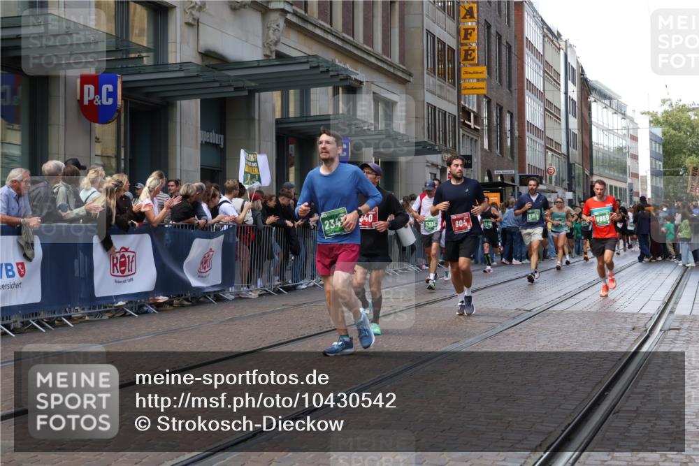 13.09.2026 - 21. swb-Marathon Bremen Strokosch-Dieckow http://msf.ph/oto/10430542 13.09.2026 13:10:30 Ziel 384, 1181, 1385, 1498, 1554, 2021, 2347, 2759, 4023, 4475, 4571, 4727, 5066, 5079, 5152, 5155, 5168, 5314, 5387, 5648, 7115, 7136, 9622, 9659, 13248, 604, 640, 957, 1277, 2605, 3959, 5532, 5620, 6267, 7881, 8033, 8064, 8709 meine-sportfotos.de