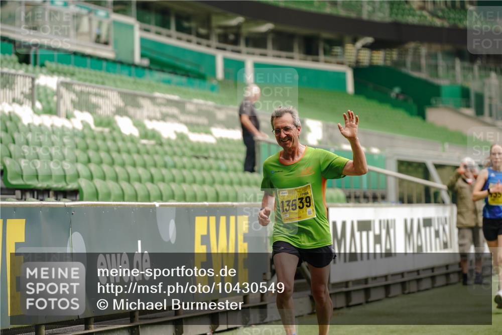 13.09.2026 - 21. swb-Marathon Bremen Michael Burmester http://msf.ph/oto/10430549 13.09.2026 10:21:49 Laufen im Stadion 10244, 10261, 10262, 10302, 10818, 10926, 10961, 11067, 11068, 11083, 11142, 11176, 11338, 11454, 11619, 11738, 11854, 11916, 11944, 11964, 12003, 12289, 12324, 12456, 12513, 12520, 12538, 12540, 13507, 13514, 13535, 13539, 13548, 13551, 13553, 13559, 13568, 13575, 13583, 13584, 13587, 13590, 13606, 13608, 13619, 13636, 13637, 11481, 11652, 12457, 12458, 13504, 13522, 13533, 13534, 13536, 13543, 13554, 13561, 13564 meine-sportfotos.de