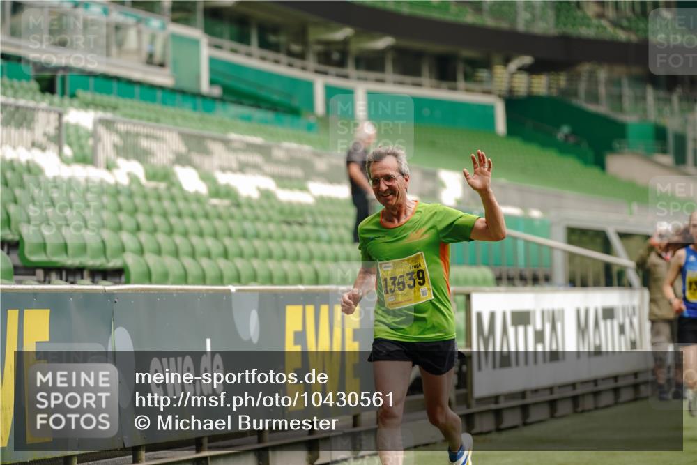 13.09.2026 - 21. swb-Marathon Bremen Michael Burmester http://msf.ph/oto/10430561 13.09.2026 10:21:50 Laufen im Stadion 10244, 10261, 10262, 10302, 10818, 10926, 10961, 11067, 11068, 11083, 11142, 11338, 11454, 11619, 11738, 11854, 11916, 11944, 11964, 12003, 12289, 12324, 12456, 12513, 12520, 12538, 12540, 13507, 13514, 13535, 13539, 13548, 13551, 13553, 13559, 13568, 13575, 13583, 13584, 13587, 13590, 13606, 13608, 13619, 13636, 13637, 11481, 11652, 12457, 12458, 13504, 13522, 13533, 13534, 13536, 13543, 13554, 13561, 13564 meine-sportfotos.de