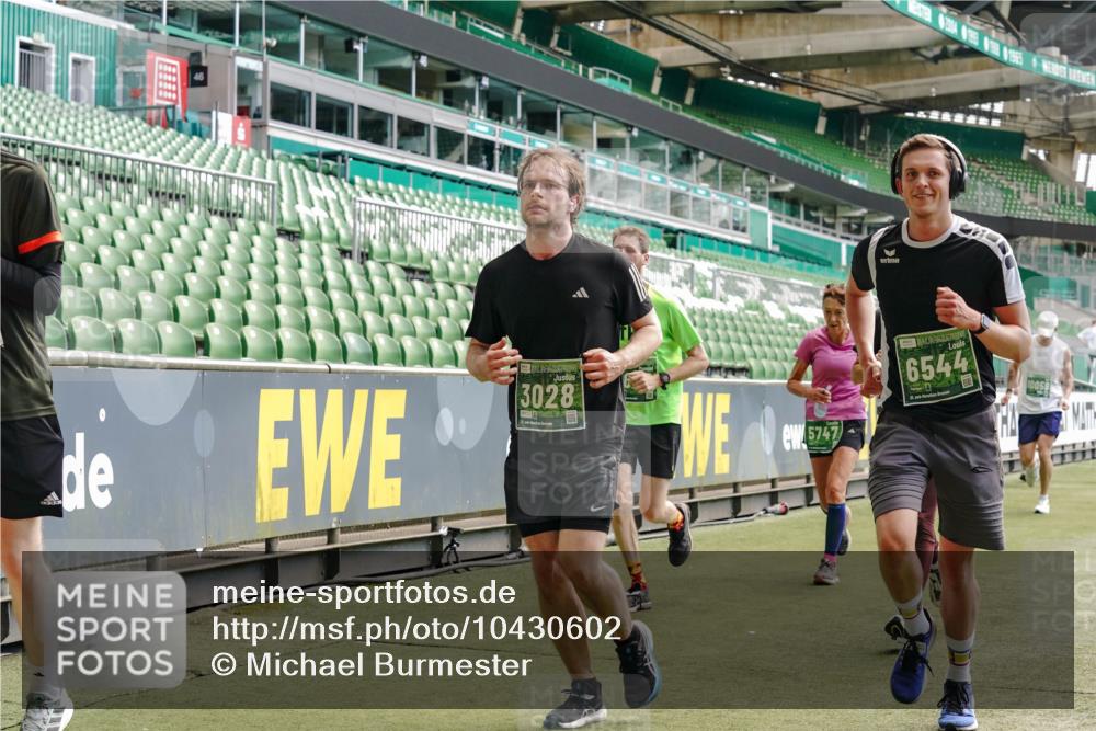13.09.2026 - 21. swb-Marathon Bremen Michael Burmester http://msf.ph/oto/10430602 13.09.2026 13:03:52 Laufen im Stadion 209, 210, 488, 534, 565, 596, 725, 762, 881, 940, 1014, 1343, 1373, 1456, 1458, 1460, 1479, 1611, 1649, 1653, 1771, 2223, 2276, 2364, 2369, 2421, 2430, 2434, 2452, 2513, 2625, 2779, 2851, 2872, 2891, 2900, 2910, 2934, 2957, 2977, 3028, 3114, 3135, 3217, 3258, 3360, 3402, 3419, 3425, 3454, 3460, 3496, 3510, 3521, 3576, 3579, 3585, 3597, 3618, 3796, 3846, 3859, 3893, 3909, 3938, 3970, 3983, 4077, 4133, 4558, 242 meine-sportfotos.de