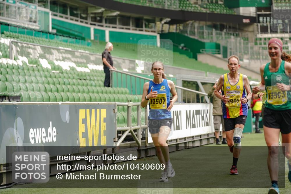 13.09.2026 - 21. swb-Marathon Bremen Michael Burmester http://msf.ph/oto/10430609 13.09.2026 10:21:51 Laufen im Stadion 10244, 10261, 10262, 10302, 10818, 10926, 10961, 11067, 11068, 11083, 11142, 11338, 11454, 11619, 11738, 11854, 11916, 11944, 11964, 12003, 12289, 12324, 12456, 12513, 12520, 12538, 12540, 13507, 13514, 13519, 13535, 13539, 13548, 13551, 13553, 13559, 13568, 13575, 13583, 13584, 13587, 13590, 13606, 13608, 13619, 13636, 13637, 13641, 10475, 11481, 11652, 12457, 12458, 13504, 13522, 13533, 13534, 13536, 13543, 13554, 13561, 13564 meine-sportfotos.de