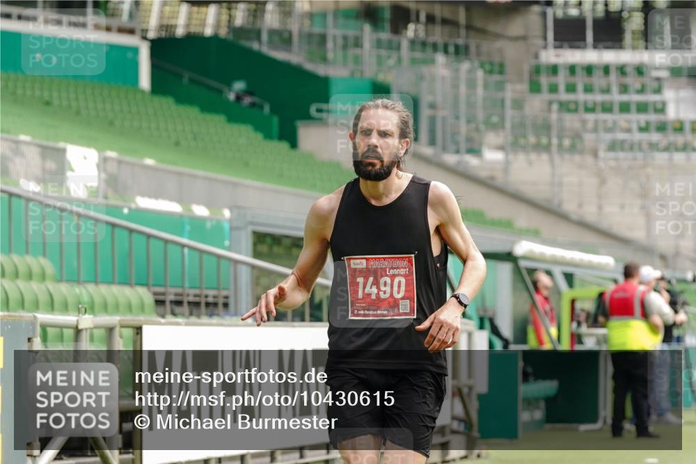 13.09.2026 - 21. swb-Marathon Bremen Michael Burmester http://msf.ph/oto/10430615 13.09.2026 12:23:33 Laufen im Stadion 129, 149, 236, 289, 798, 1483, 1490, 1567, 634 meine-sportfotos.de