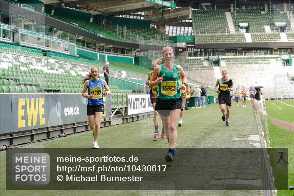 13.09.2026 - 21. swb-Marathon Bremen Michael Burmester http://msf.ph/oto/10430617 13.09.2026 10:21:52 Laufen im Stadion 10244, 10261, 10262, 10302, 10441, 10818, 10926, 10961, 11067, 11068, 11083, 11142, 11338, 11454, 11619, 11738, 11854, 11916, 11944, 11964, 12003, 12289, 12324, 12456, 12513, 12520, 12538, 12540, 13507, 13514, 13519, 13535, 13539, 13548, 13551, 13553, 13559, 13568, 13575, 13583, 13584, 13587, 13590, 13606, 13608, 13619, 13636, 13637, 13641, 10475, 11481, 11652, 12457, 12458, 13504, 13522, 13533, 13534, 13536, 13543, 13554, 13561, 13564 meine-sportfotos.de