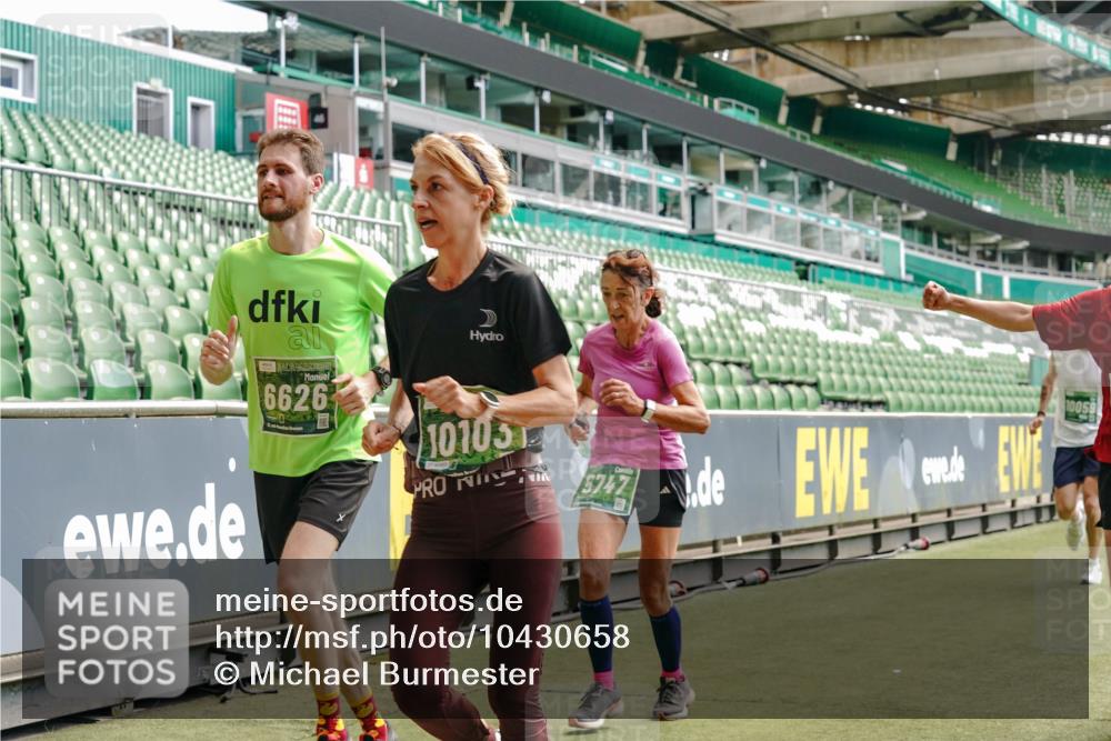 13.09.2026 - 21. swb-Marathon Bremen Michael Burmester http://msf.ph/oto/10430658 13.09.2026 13:03:54 Laufen im Stadion 209, 210, 488, 534, 565, 596, 725, 762, 881, 940, 1014, 1343, 1373, 1456, 1458, 1460, 1479, 1611, 1649, 1653, 1771, 2223, 2276, 2364, 2369, 2421, 2430, 2434, 2452, 2513, 2625, 2779, 2851, 2872, 2891, 2900, 2910, 2934, 2957, 2977, 3028, 3114, 3135, 3217, 3258, 3360, 3402, 3419, 3425, 3454, 3460, 3496, 3510, 3521, 3576, 3579, 3585, 3597, 3618, 3796, 3846, 3859, 3893, 3909, 3938, 3970, 3983, 4077, 4133, 4558, 242 meine-sportfotos.de