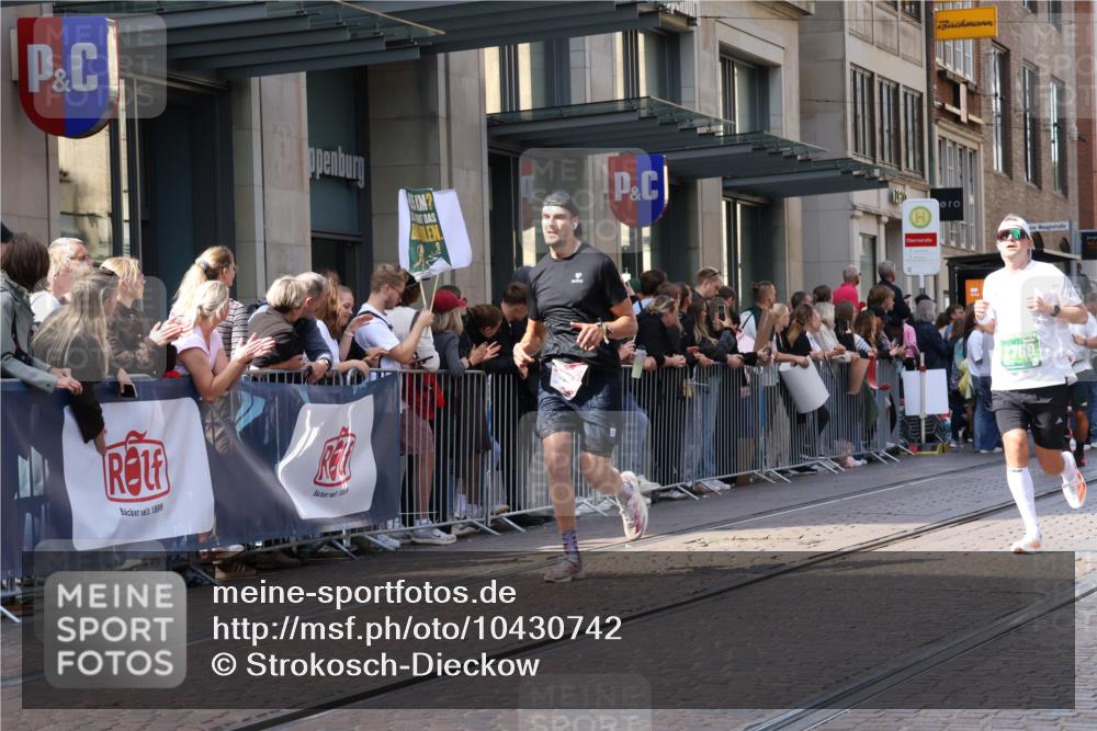 13.09.2026 - 21. swb-Marathon Bremen Strokosch-Dieckow http://msf.ph/oto/10430742 13.09.2026 13:10:39 Ziel 335, 384, 697, 1385, 1498, 2021, 2347, 2759, 3484, 3647, 4023, 4475, 4571, 5079, 5155, 5168, 5314, 5387, 6471, 6657, 7115, 7136, 8183, 9410, 9622, 9659, 13248, 604, 640, 1181, 1277, 1554, 2347, 2605, 3959, 4727, 5066, 5152, 5532, 5620, 5648, 6267, 7881, 8033, 8709 meine-sportfotos.de