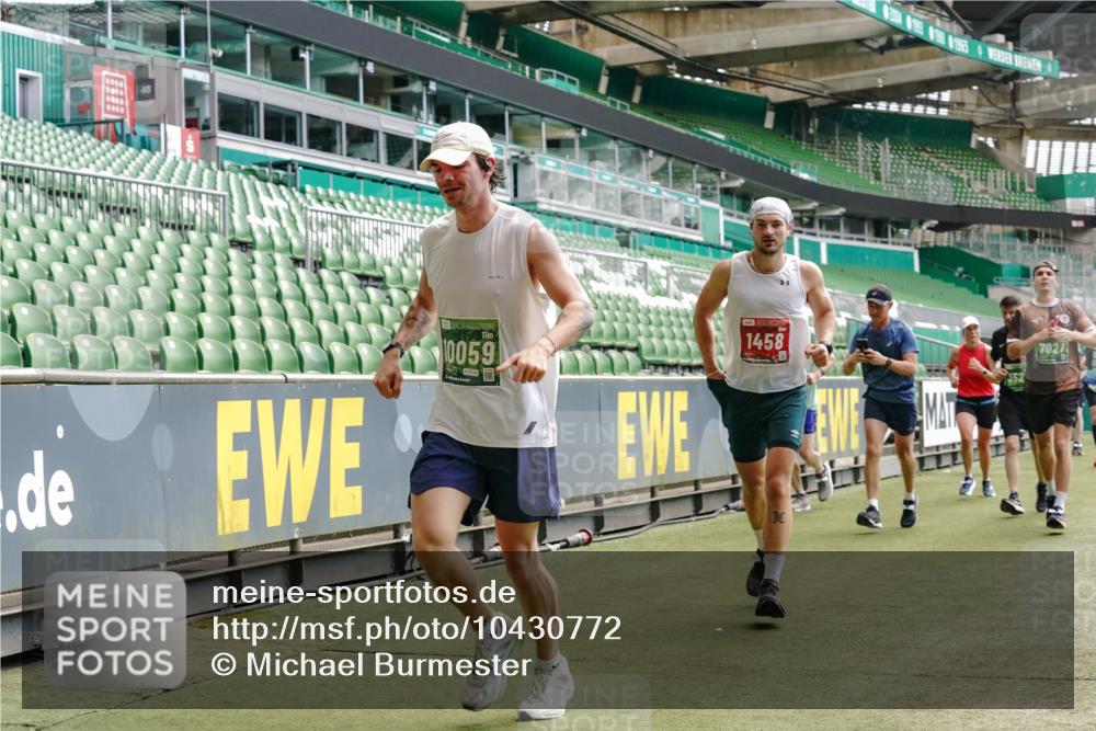 13.09.2026 - 21. swb-Marathon Bremen Michael Burmester http://msf.ph/oto/10430772 13.09.2026 13:03:56 Laufen im Stadion 209, 210, 488, 534, 565, 596, 725, 762, 881, 940, 1014, 1343, 1373, 1456, 1458, 1460, 1479, 1611, 1649, 1653, 1687, 1771, 2223, 2276, 2364, 2369, 2421, 2430, 2434, 2452, 2513, 2625, 2779, 2851, 2872, 2891, 2900, 2910, 2934, 2957, 2977, 3028, 3114, 3135, 3217, 3258, 3360, 3402, 3419, 3425, 3454, 3460, 3496, 3510, 3521, 3576, 3579, 3585, 3597, 3618, 3796, 3846, 3859, 3893, 3909, 3938, 3970, 3983, 4077, 4133, 4558, 242 meine-sportfotos.de