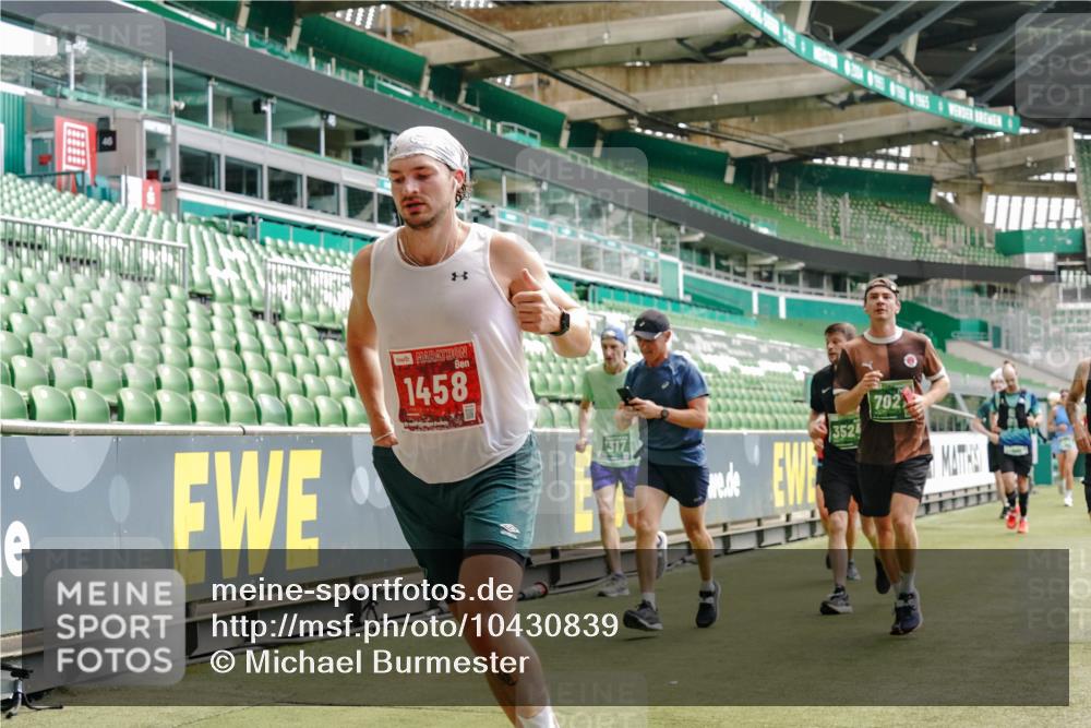 13.09.2026 - 21. swb-Marathon Bremen Michael Burmester http://msf.ph/oto/10430839 13.09.2026 13:03:58 Laufen im Stadion 209, 210, 488, 534, 565, 596, 725, 762, 881, 940, 1014, 1343, 1373, 1456, 1458, 1460, 1479, 1611, 1649, 1653, 1687, 1771, 2223, 2276, 2364, 2369, 2421, 2430, 2434, 2452, 2513, 2625, 2779, 2851, 2872, 2891, 2900, 2910, 2934, 2957, 2977, 3028, 3114, 3135, 3217, 3258, 3360, 3402, 3419, 3425, 3454, 3460, 3496, 3510, 3521, 3576, 3579, 3585, 3597, 3618, 3796, 3846, 3859, 3893, 3909, 3938, 3970, 3983, 4077, 4133, 4558, 242 meine-sportfotos.de
