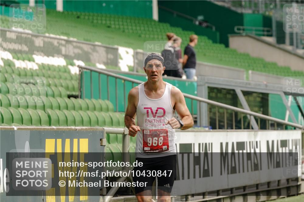 13.09.2026 - 21. swb-Marathon Bremen Michael Burmester http://msf.ph/oto/10430847 13.09.2026 12:25:26 Laufen im Stadion 149, 447, 814, 968, 1187, 1313, 1544, 1840, 2044, 2143, 236, 642, 1957 meine-sportfotos.de