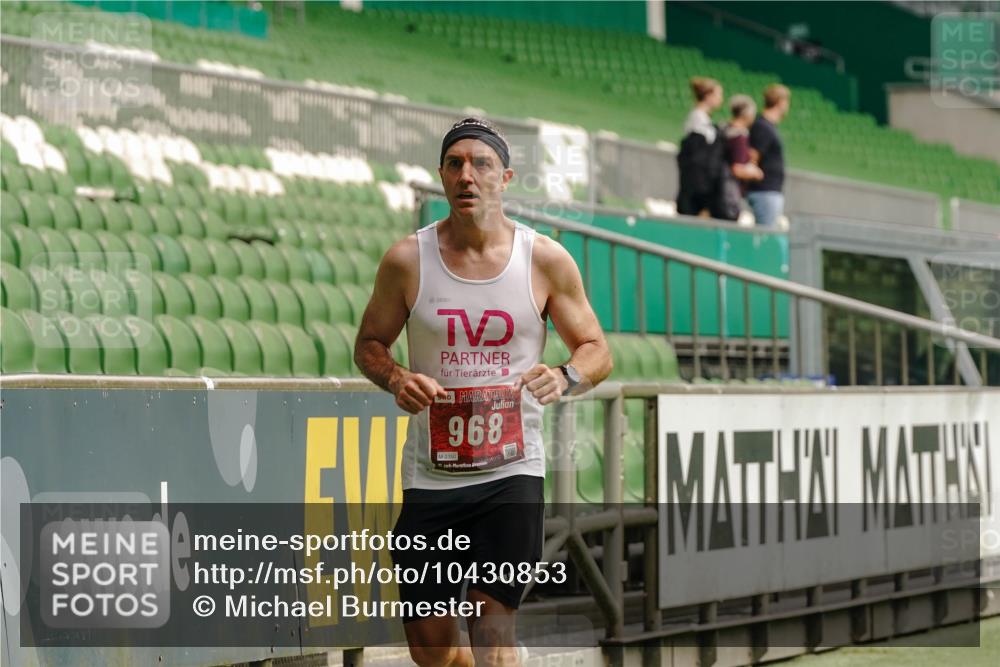 13.09.2026 - 21. swb-Marathon Bremen Michael Burmester http://msf.ph/oto/10430853 13.09.2026 12:25:27 Laufen im Stadion 149, 447, 814, 968, 1187, 1313, 1544, 1840, 2044, 2143, 236, 642, 1957 meine-sportfotos.de