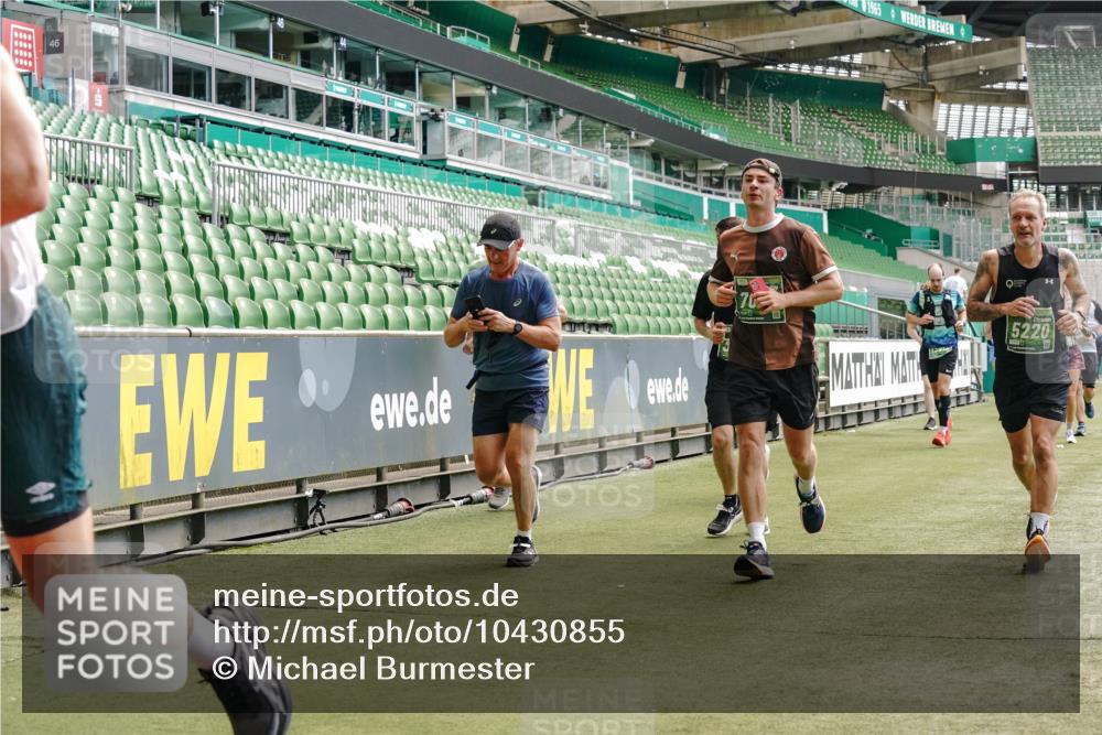 13.09.2026 - 21. swb-Marathon Bremen Michael Burmester http://msf.ph/oto/10430855 13.09.2026 13:03:58 Laufen im Stadion 209, 210, 488, 534, 565, 596, 725, 762, 881, 940, 1014, 1343, 1373, 1456, 1458, 1460, 1479, 1611, 1649, 1653, 1687, 1771, 2223, 2276, 2364, 2369, 2421, 2430, 2434, 2452, 2513, 2625, 2779, 2851, 2872, 2891, 2900, 2910, 2934, 2957, 2977, 3028, 3114, 3135, 3217, 3258, 3360, 3402, 3419, 3425, 3454, 3460, 3496, 3510, 3521, 3576, 3579, 3585, 3597, 3618, 3796, 3846, 3859, 3893, 3909, 3938, 3970, 3983, 4077, 4133, 4558, 242 meine-sportfotos.de