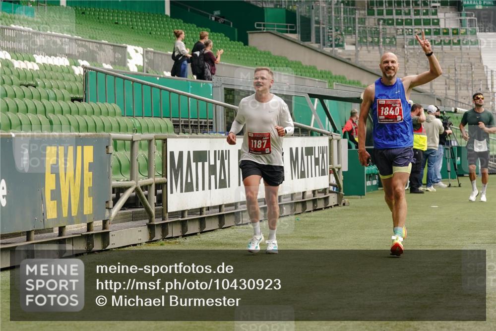 13.09.2026 - 21. swb-Marathon Bremen Michael Burmester http://msf.ph/oto/10430923 13.09.2026 12:25:49 Laufen im Stadion 206, 322, 447, 814, 841, 875, 968, 1187, 1313, 1544, 1840, 2044, 2143, 129, 236, 642 meine-sportfotos.de