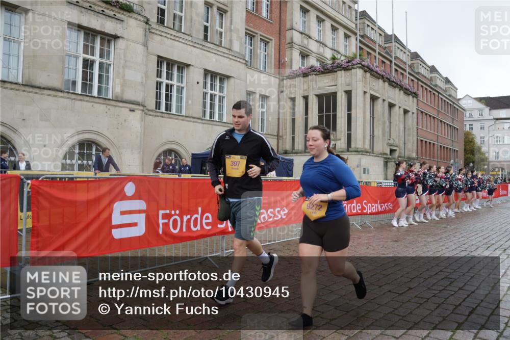 13.09.2026 - Kiel Lauf Yannick Fuchs http://msf.ph/oto/10430945 13.09.2026 11:14:44 Ziel 3706, 3707, 3708, 5601, 6378, 6783, 6905, 7787, 11482, 270, 283, 397, 1338, 1339, 2520, 3278, 5478, 6806, 7998, 9272, 10278, 9273, 10116, 10124, 397, 489, 9272, 9873 meine-sportfotos.de