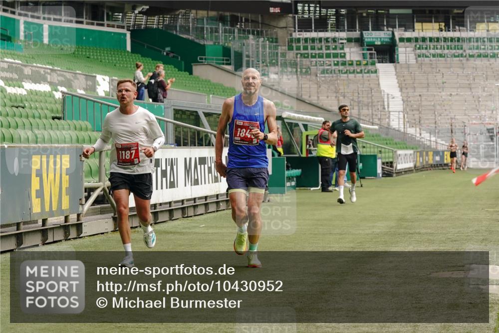 13.09.2026 - 21. swb-Marathon Bremen Michael Burmester http://msf.ph/oto/10430952 13.09.2026 12:25:50 Laufen im Stadion 206, 322, 447, 814, 841, 875, 968, 1187, 1313, 1544, 1840, 2044, 2143, 129, 236, 642 meine-sportfotos.de