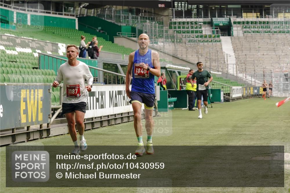 13.09.2026 - 21. swb-Marathon Bremen Michael Burmester http://msf.ph/oto/10430959 13.09.2026 12:25:50 Laufen im Stadion 206, 322, 447, 814, 841, 875, 968, 1187, 1313, 1544, 1840, 2044, 2143, 129, 236, 642 meine-sportfotos.de