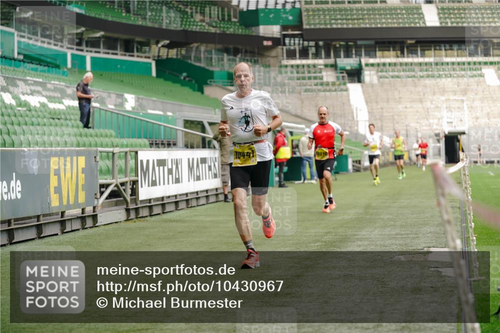 13.09.2026 - 21. swb-Marathon Bremen Michael Burmester http://msf.ph/oto/10430967 13.09.2026 10:22:08 Laufen im Stadion 10244, 10302, 10441, 10926, 10961, 11083, 11142, 11338, 11454, 11619, 11738, 11854, 11916, 11944, 11964, 12003, 12289, 12370, 12456, 12513, 12520, 12538, 13507, 13513, 13514, 13519, 13535, 13539, 13548, 13551, 13553, 13559, 13568, 13575, 13584, 13587, 13606, 13608, 13616, 13636, 13641, 10366, 10475, 11481, 11652, 12457, 12458, 13504, 13530, 13533, 13534, 13536, 13541, 13543, 13554, 13564 meine-sportfotos.de