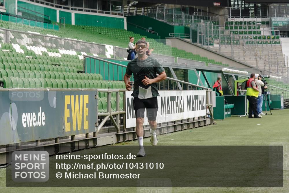 13.09.2026 - 21. swb-Marathon Bremen Michael Burmester http://msf.ph/oto/10431010 13.09.2026 12:25:56 Laufen im Stadion 206, 322, 447, 814, 841, 875, 968, 1187, 1313, 1544, 1840, 2044, 2143, 129, 236, 642 meine-sportfotos.de