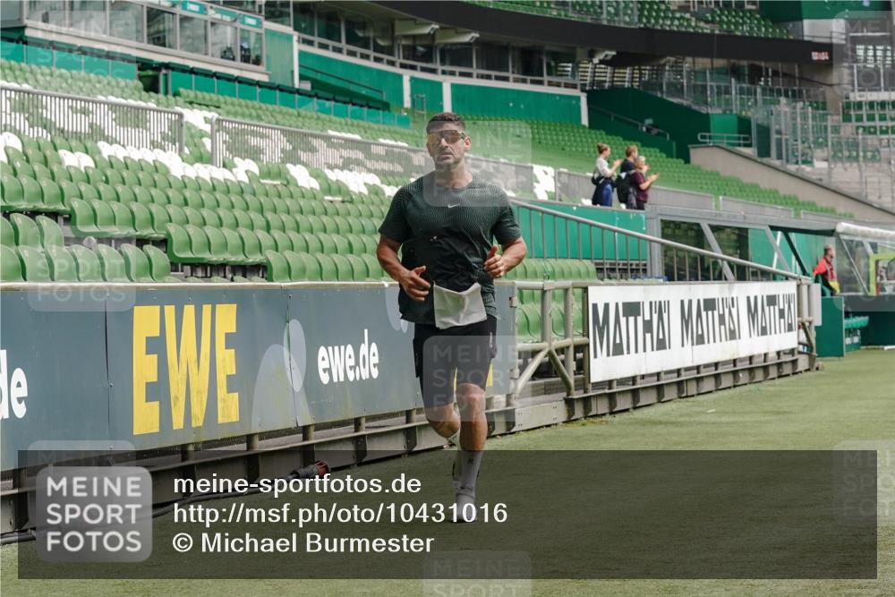 13.09.2026 - 21. swb-Marathon Bremen Michael Burmester http://msf.ph/oto/10431016 13.09.2026 12:25:58 Laufen im Stadion 206, 322, 447, 814, 841, 875, 968, 1187, 1313, 1544, 1840, 2044, 2143, 129, 236, 642 meine-sportfotos.de