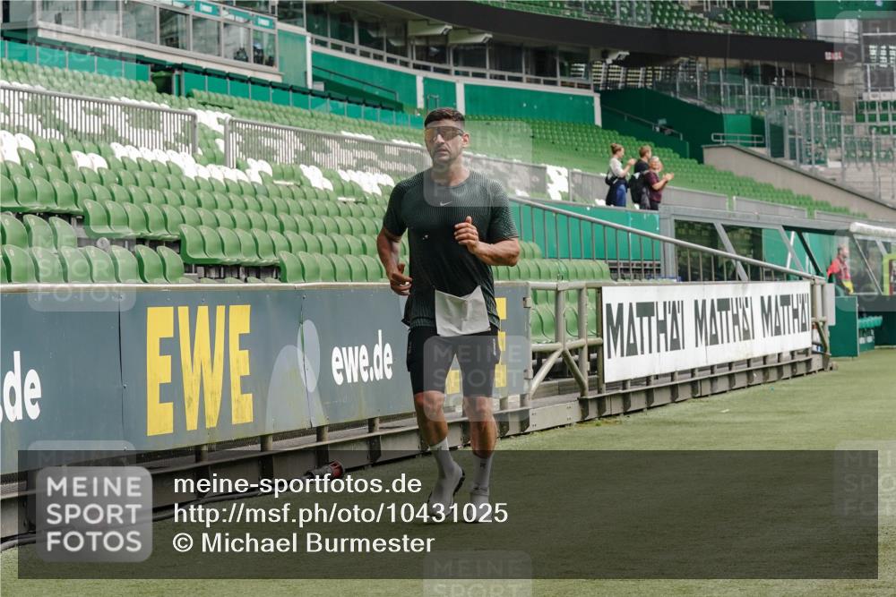 13.09.2026 - 21. swb-Marathon Bremen Michael Burmester http://msf.ph/oto/10431025 13.09.2026 12:25:58 Laufen im Stadion 206, 322, 447, 814, 841, 875, 968, 1187, 1313, 1544, 1840, 2044, 2143, 129, 236, 642 meine-sportfotos.de
