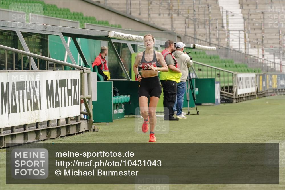 13.09.2026 - 21. swb-Marathon Bremen Michael Burmester http://msf.ph/oto/10431043 13.09.2026 12:26:07 Laufen im Stadion 206, 322, 447, 814, 841, 875, 968, 1187, 1313, 1544, 1840, 2044, 2143, 129, 236, 1567 meine-sportfotos.de