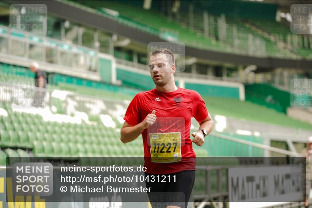 13.09.2026 - 21. swb-Marathon Bremen Michael Burmester http://msf.ph/oto/10431211 13.09.2026 10:22:30 Laufen im Stadion 10244, 10302, 10441, 10575, 10926, 11083, 11127, 11142, 11198, 11227, 11338, 11454, 11619, 11721, 11738, 11854, 11916, 11944, 12003, 12053, 12209, 12339, 12370, 12395, 12456, 12513, 12520, 12538, 13507, 13513, 13519, 13535, 13539, 13548, 13551, 13553, 13556, 13559, 13568, 13575, 13584, 13587, 13606, 13608, 13616, 13636, 13641, 13642, 10366, 10475, 11481, 11652, 12457, 13530, 13533, 13534, 13536, 13541, 13543, 13554, 13564 meine-sportfotos.de