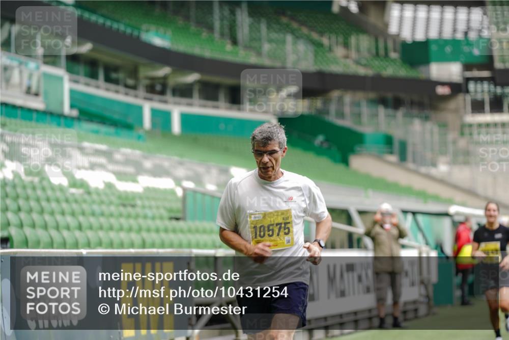 13.09.2026 - 21. swb-Marathon Bremen Michael Burmester http://msf.ph/oto/10431254 13.09.2026 10:22:33 Laufen im Stadion 10244, 10302, 10441, 10575, 10926, 11083, 11127, 11142, 11198, 11227, 11338, 11454, 11619, 11721, 11738, 11854, 11916, 11944, 12003, 12053, 12209, 12339, 12370, 12395, 12456, 12520, 12538, 13507, 13513, 13519, 13535, 13539, 13548, 13551, 13553, 13556, 13559, 13568, 13575, 13584, 13587, 13606, 13608, 13616, 13636, 13641, 13642, 10366, 10475, 11481, 11652, 12457, 13530, 13533, 13534, 13536, 13541, 13543, 13554, 13564 meine-sportfotos.de