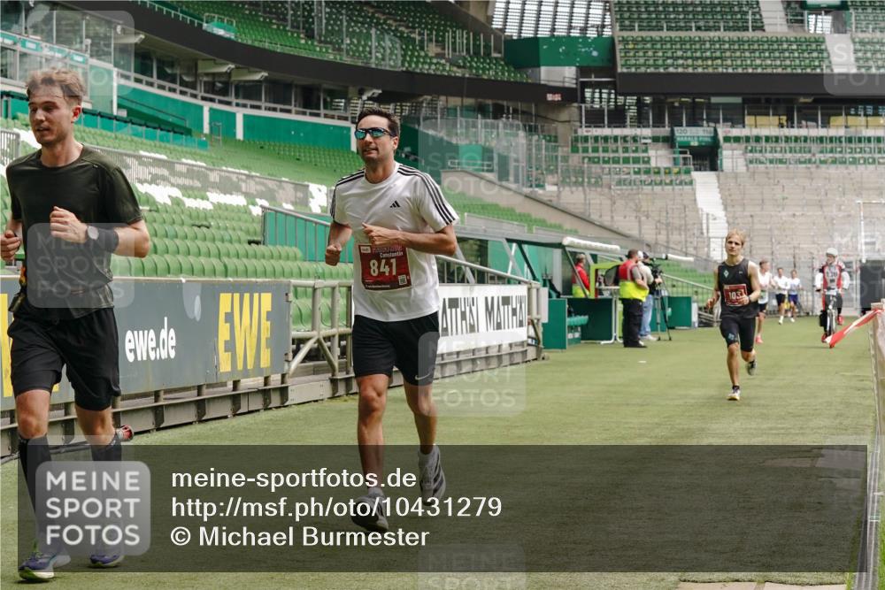 13.09.2026 - 21. swb-Marathon Bremen Michael Burmester http://msf.ph/oto/10431279 13.09.2026 12:26:53 Laufen im Stadion 103, 206, 238, 322, 420, 447, 841, 875, 968, 1187, 1352, 1840, 2032, 2044, 2143, 129, 149, 236, 289, 798, 1483, 1490, 1567 meine-sportfotos.de