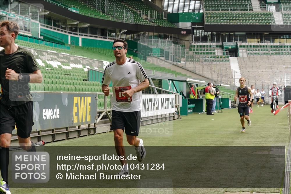 13.09.2026 - 21. swb-Marathon Bremen Michael Burmester http://msf.ph/oto/10431284 13.09.2026 12:26:53 Laufen im Stadion 103, 206, 238, 322, 420, 447, 841, 875, 968, 1187, 1352, 1840, 2032, 2044, 2143, 129, 149, 236, 289, 798, 1483, 1490, 1567 meine-sportfotos.de