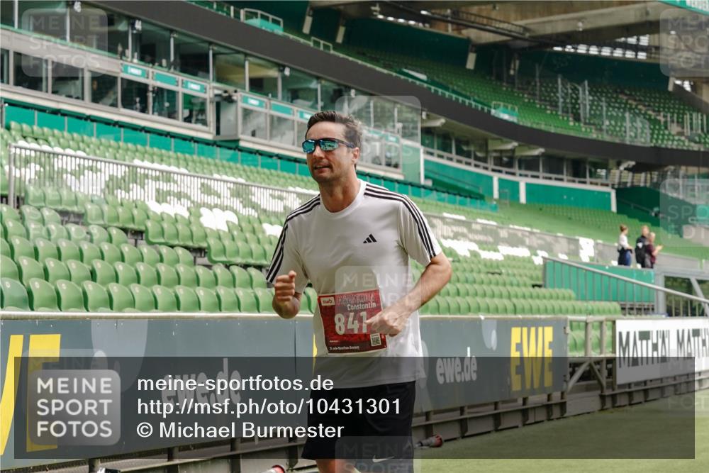 13.09.2026 - 21. swb-Marathon Bremen Michael Burmester http://msf.ph/oto/10431301 13.09.2026 12:26:54 Laufen im Stadion 103, 206, 238, 322, 420, 447, 841, 875, 968, 1187, 1352, 1840, 2032, 2044, 2143, 129, 149, 236, 289, 798, 1483, 1490, 1567 meine-sportfotos.de