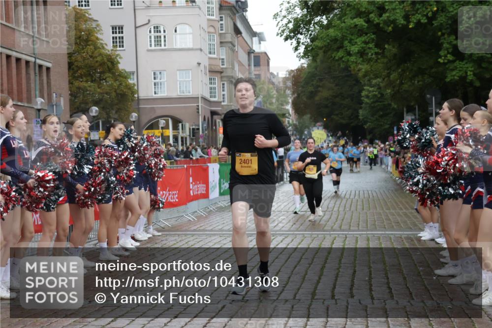 13.09.2026 - Kiel Lauf Yannick Fuchs http://msf.ph/oto/10431308 13.09.2026 11:15:51 Ziel 1605, 2414, 4309, 4571, 9175, 9348, 9708, 155, 1246, 2401, 3087, 5327, 11871, 12831, 12832, 12833, 12834, 2511, 3196, 4216, 9204, 9484, 2092, 2401 meine-sportfotos.de