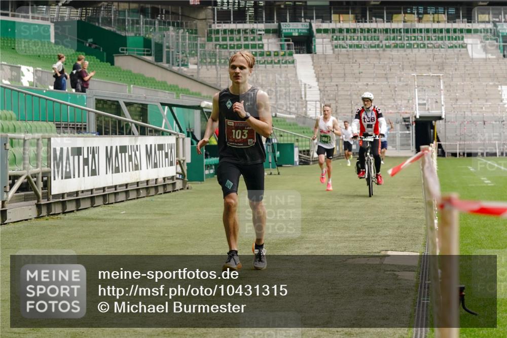 13.09.2026 - 21. swb-Marathon Bremen Michael Burmester http://msf.ph/oto/10431315 13.09.2026 12:26:56 Laufen im Stadion 103, 206, 238, 322, 420, 447, 841, 875, 968, 1187, 1352, 1840, 2032, 2044, 2143, 129, 149, 236, 289, 798, 1483, 1490, 1567 meine-sportfotos.de