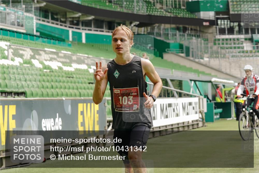 13.09.2026 - 21. swb-Marathon Bremen Michael Burmester http://msf.ph/oto/10431342 13.09.2026 12:26:58 Laufen im Stadion 103, 206, 238, 322, 420, 447, 841, 875, 968, 1187, 1352, 1840, 2032, 2044, 2143, 129, 149, 236, 289, 798, 1483, 1490, 1567 meine-sportfotos.de