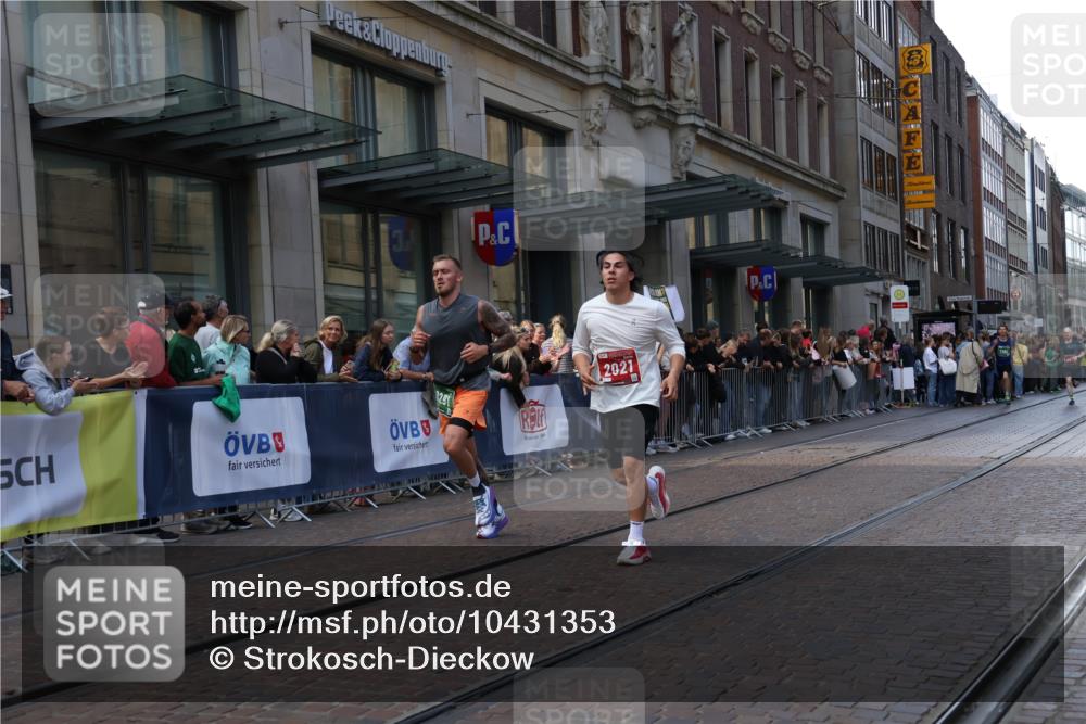 13.09.2026 - 21. swb-Marathon Bremen Strokosch-Dieckow http://msf.ph/oto/10431353 13.09.2026 13:11:10 Ziel 382, 1349, 2087, 3899, 6274, 7109, 8982, 9291, 9618, 335, 384, 697, 1349, 2021, 2087, 2759, 3440, 3448, 3484, 3647, 4023, 4429, 4475, 4571, 5079, 5168, 5314, 6471, 6657, 7115, 7136, 8183, 8474, 9410, 9618, 9622, 9762 meine-sportfotos.de