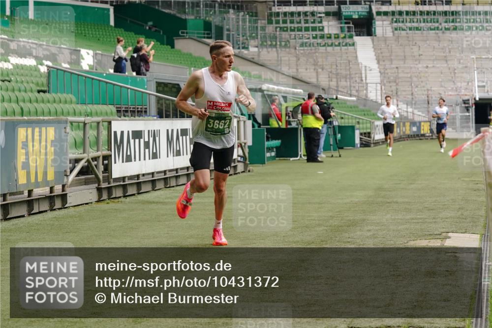 13.09.2026 - 21. swb-Marathon Bremen Michael Burmester http://msf.ph/oto/10431372 13.09.2026 12:27:01 Laufen im Stadion 103, 206, 238, 322, 420, 447, 841, 875, 968, 1187, 1352, 1840, 2032, 2044, 2143, 129, 149, 236, 289, 798, 1483, 1490, 1567 meine-sportfotos.de