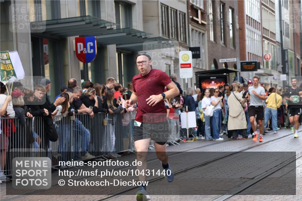 13.09.2026 - 21. swb-Marathon Bremen Strokosch-Dieckow http://msf.ph/oto/10431440 13.09.2026 13:11:18 Ziel 382, 3899, 4651, 5585, 6059, 7109, 8982, 8996, 13055, 335, 697, 1349, 2021, 2087, 3440, 3448, 3484, 3647, 4429, 5079, 6274, 6471, 6657, 8183, 8474, 9291, 9410, 9618, 9622, 9762 meine-sportfotos.de