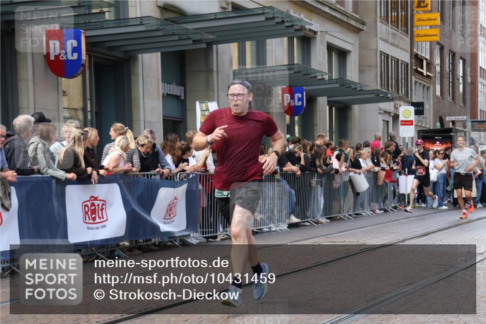 13.09.2026 - 21. swb-Marathon Bremen Strokosch-Dieckow http://msf.ph/oto/10431459 13.09.2026 13:11:19 Ziel 382, 3899, 4651, 5585, 6059, 7109, 8982, 8996, 13055, 335, 697, 1349, 2021, 2087, 3440, 3448, 3484, 3647, 3899, 4429, 5079, 6274, 6471, 6657, 8183, 8474, 9291, 9410, 9618, 9622, 9762 meine-sportfotos.de