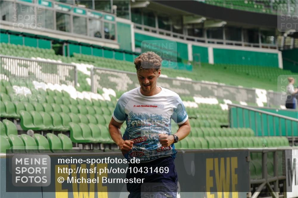 13.09.2026 - 21. swb-Marathon Bremen Michael Burmester http://msf.ph/oto/10431469 13.09.2026 12:27:17 Laufen im Stadion 103, 206, 238, 322, 420, 553, 841, 875, 1161, 1187, 1352, 1724, 1840, 1917, 2032, 2143, 3662, 4264, 129, 149, 289, 798, 1483, 1490, 1567 meine-sportfotos.de