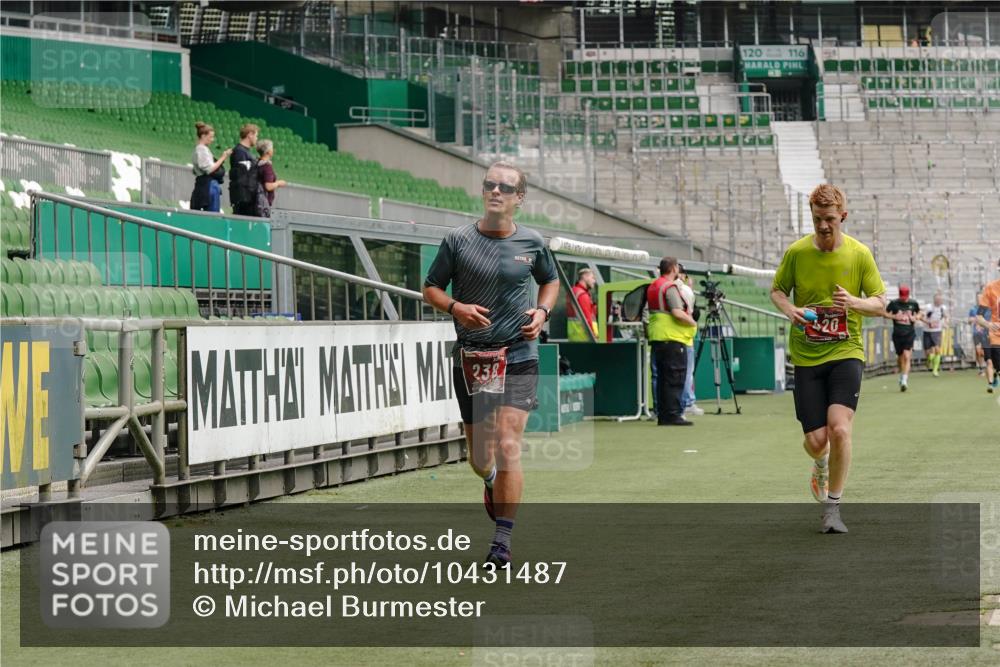 13.09.2026 - 21. swb-Marathon Bremen Michael Burmester http://msf.ph/oto/10431487 13.09.2026 12:27:30 Laufen im Stadion 103, 206, 238, 322, 358, 420, 553, 574, 841, 875, 1161, 1253, 1256, 1352, 1525, 1724, 1783, 1917, 2032, 3662, 4264, 129, 149, 289, 798, 1483, 1490, 1544, 1567 meine-sportfotos.de