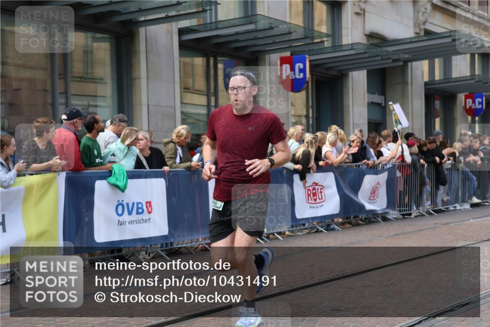 13.09.2026 - 21. swb-Marathon Bremen Strokosch-Dieckow http://msf.ph/oto/10431491 13.09.2026 13:11:20 Ziel 382, 4651, 5585, 6059, 6668, 7109, 8982, 8996, 13055, 335, 697, 1349, 2087, 3440, 3448, 3484, 3647, 3899, 4429, 5079, 6274, 6471, 6657, 8183, 8474, 9291, 9410, 9618, 9762 meine-sportfotos.de