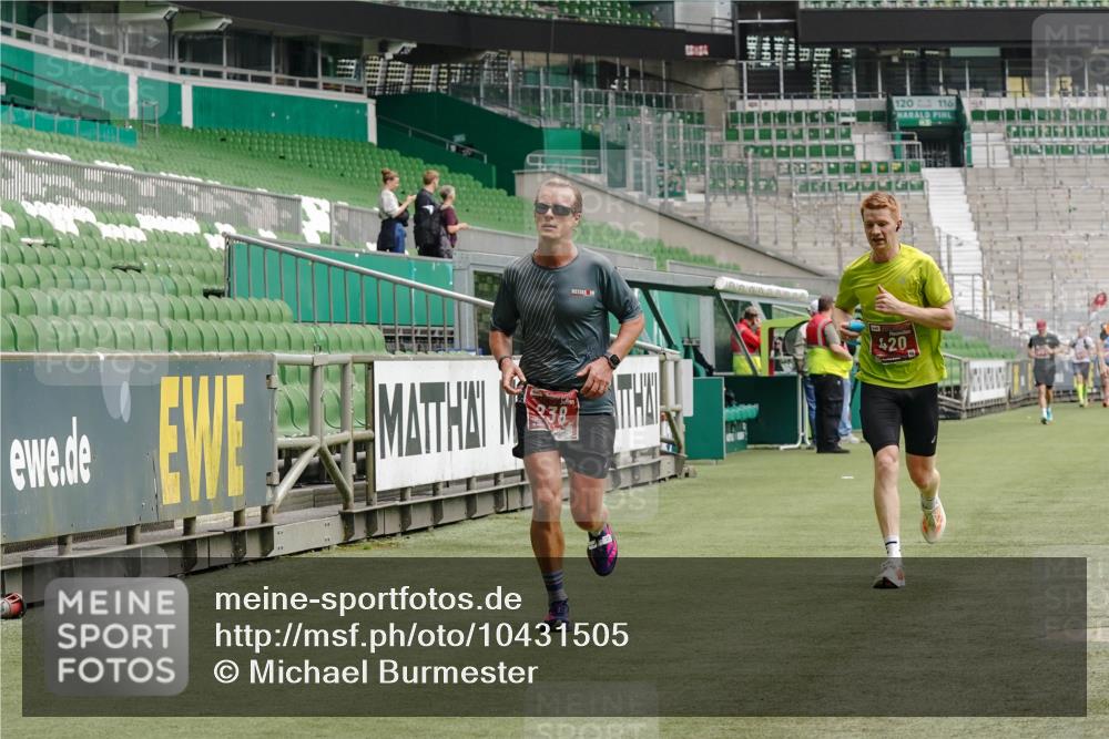 13.09.2026 - 21. swb-Marathon Bremen Michael Burmester http://msf.ph/oto/10431505 13.09.2026 12:27:31 Laufen im Stadion 103, 206, 238, 322, 358, 420, 553, 574, 841, 875, 1161, 1253, 1256, 1352, 1525, 1724, 1783, 1917, 2032, 3662, 4264, 129, 149, 289, 798, 1483, 1490, 1544, 1567 meine-sportfotos.de