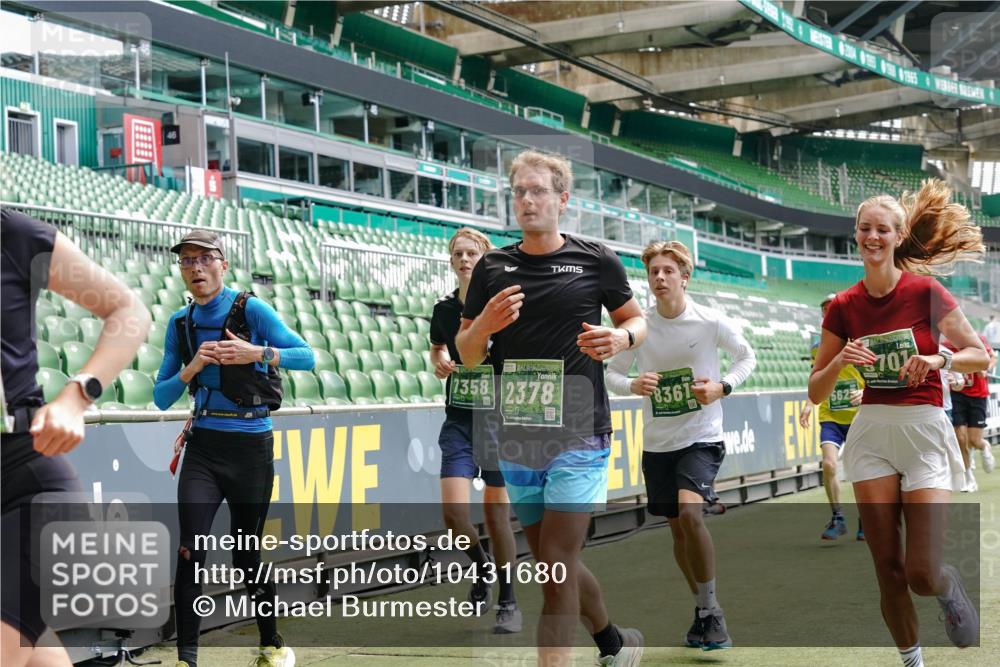 13.09.2026 - 21. swb-Marathon Bremen Michael Burmester http://msf.ph/oto/10431680 13.09.2026 13:04:21 Laufen im Stadion 178, 209, 210, 488, 534, 565, 596, 725, 762, 881, 940, 1014, 1239, 1307, 1343, 1373, 1456, 1458, 1460, 1479, 1611, 1627, 1649, 1653, 1656, 1687, 1771, 1780, 1914, 1932, 1941, 2023, 2089, 2126, 2223, 2369, 2430, 2434, 2452, 2513, 2625, 2723, 2851, 2867, 2872, 2891, 2910, 2919, 2934, 2957, 2959, 2977, 3028, 3135, 3217, 3320, 3343, 3360, 3402, 3419, 3425, 3454, 3460, 3510, 3521, 3579, 3597, 3618, 3796, 3846, 3859, 3909, 3970, 4077, 242 meine-sportfotos.de