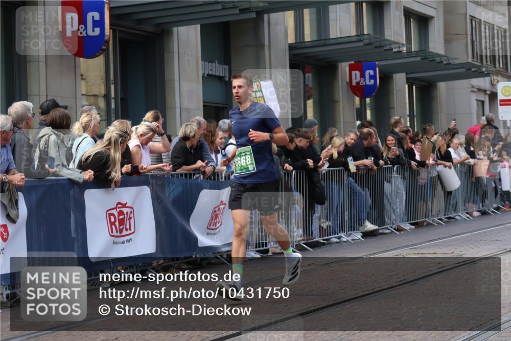 13.09.2026 - 21. swb-Marathon Bremen Strokosch-Dieckow http://msf.ph/oto/10431750 13.09.2026 13:11:31 Ziel 826, 863, 2444, 4368, 4651, 4698, 5521, 5585, 5893, 6059, 6668, 8996, 9398, 13055, 382, 1349, 2087, 3440, 3448, 3899, 6274, 7109, 8474, 8982, 9291, 9618, 9762 meine-sportfotos.de