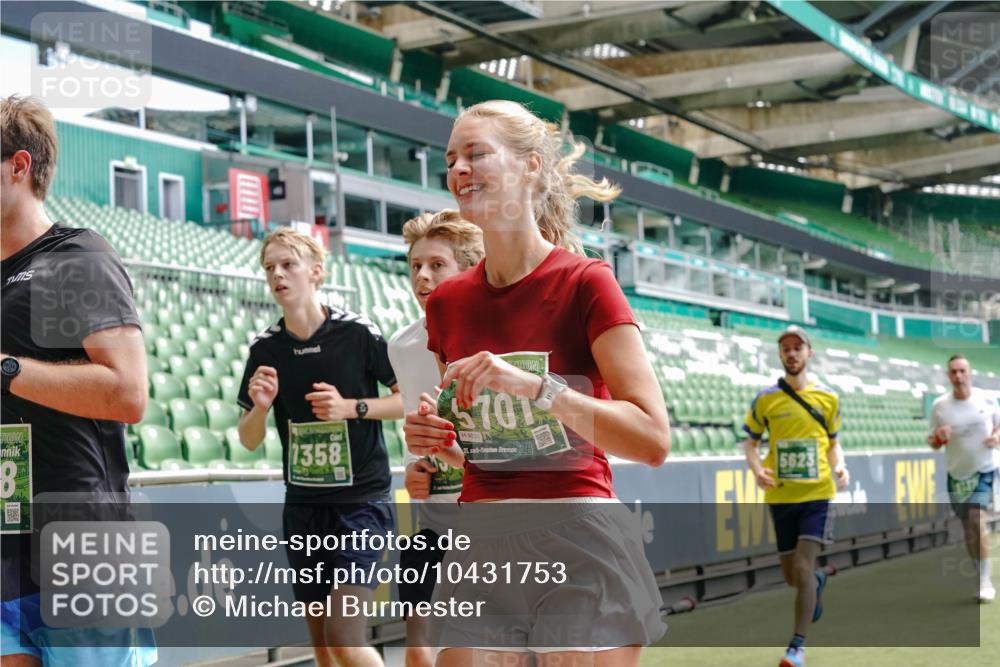 13.09.2026 - 21. swb-Marathon Bremen Michael Burmester http://msf.ph/oto/10431753 13.09.2026 13:04:22 Laufen im Stadion 178, 209, 210, 488, 534, 565, 596, 725, 762, 881, 940, 1014, 1239, 1307, 1343, 1373, 1456, 1458, 1460, 1479, 1611, 1627, 1649, 1653, 1656, 1687, 1771, 1780, 1914, 1932, 1941, 2023, 2089, 2126, 2223, 2369, 2430, 2434, 2452, 2513, 2602, 2625, 2723, 2851, 2867, 2872, 2891, 2910, 2919, 2934, 2957, 2959, 2977, 3028, 3135, 3217, 3320, 3343, 3360, 3402, 3419, 3425, 3454, 3460, 3510, 3521, 3579, 3597, 3618, 3796, 3846, 3859, 3909, 3970, 4077, 242 meine-sportfotos.de