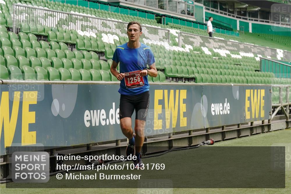13.09.2026 - 21. swb-Marathon Bremen Michael Burmester http://msf.ph/oto/10431769 13.09.2026 12:28:01 Laufen im Stadion 103, 238, 358, 420, 553, 574, 649, 719, 959, 1161, 1253, 1256, 1352, 1391, 1428, 1525, 1724, 1783, 1917, 2032, 3662, 4264, 149, 289, 798, 814, 1313, 1483, 1490, 1544, 1567 meine-sportfotos.de