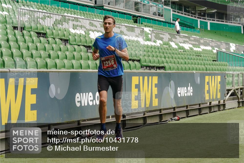 13.09.2026 - 21. swb-Marathon Bremen Michael Burmester http://msf.ph/oto/10431778 13.09.2026 12:28:01 Laufen im Stadion 103, 238, 358, 420, 553, 574, 649, 719, 959, 1161, 1253, 1256, 1352, 1391, 1428, 1525, 1724, 1783, 1917, 2032, 3662, 4264, 149, 289, 798, 814, 1313, 1483, 1490, 1544, 1567 meine-sportfotos.de