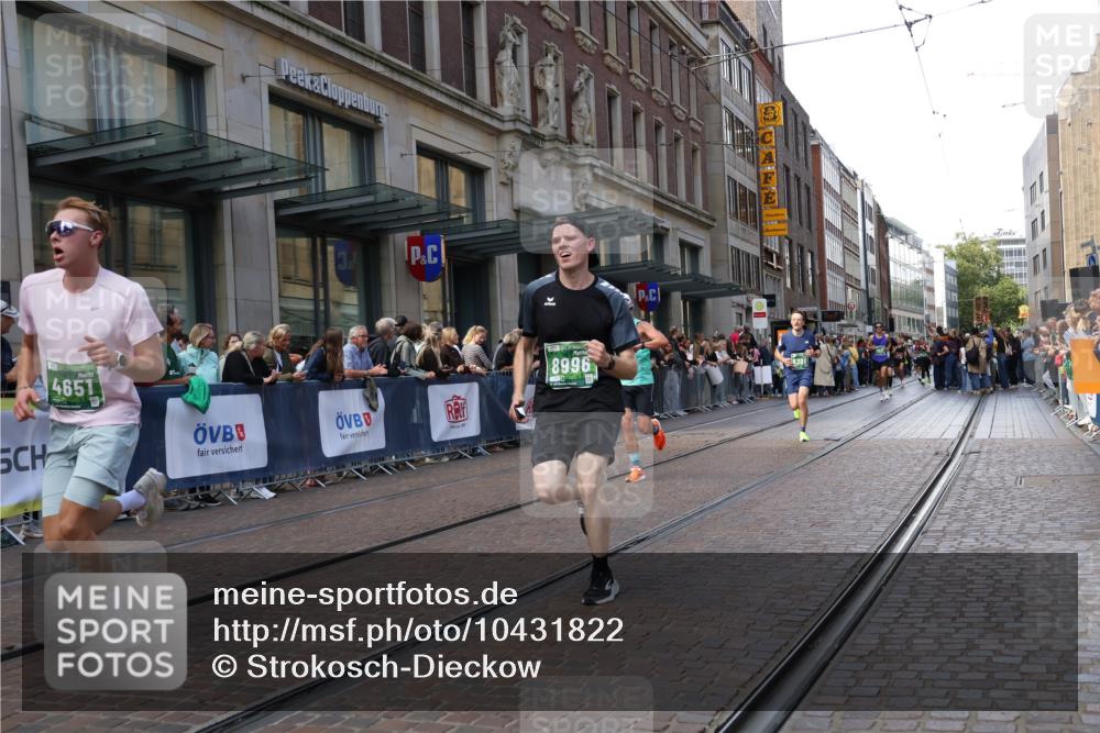 13.09.2026 - 21. swb-Marathon Bremen Strokosch-Dieckow http://msf.ph/oto/10431822 13.09.2026 13:11:34 Ziel 493, 826, 863, 2444, 3336, 4368, 4651, 4698, 5521, 5585, 5893, 6059, 6668, 7621, 8996, 9398, 13055, 382, 1349, 2087, 3899, 6274, 7109, 8474, 8982, 9291, 9618 meine-sportfotos.de