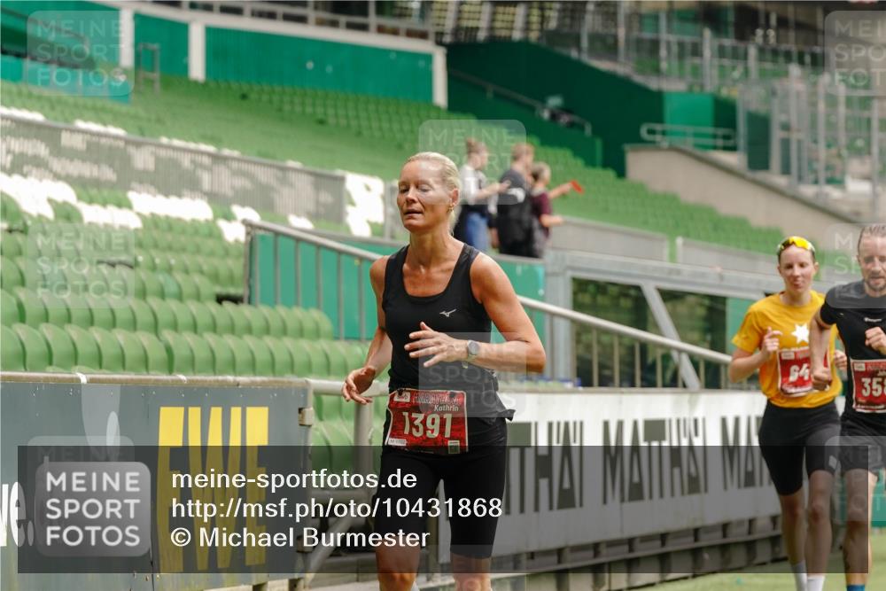 13.09.2026 - 21. swb-Marathon Bremen Michael Burmester http://msf.ph/oto/10431868 13.09.2026 12:28:09 Laufen im Stadion 103, 238, 358, 420, 553, 574, 649, 719, 959, 1161, 1253, 1256, 1352, 1391, 1428, 1525, 1724, 1783, 1917, 2032, 3662, 4264, 149, 289, 798, 814, 1313, 1483, 1490, 1544 meine-sportfotos.de