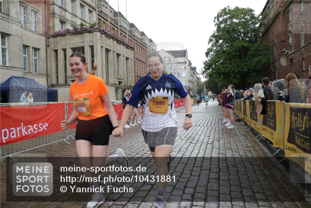 13.09.2026 - Kiel Lauf Yannick Fuchs http://msf.ph/oto/10431881 13.09.2026 11:17:40 Ziel 7720, 7400, 7880, 9428, 9570, 7947, 608, 7800, 7880, 9428 meine-sportfotos.de