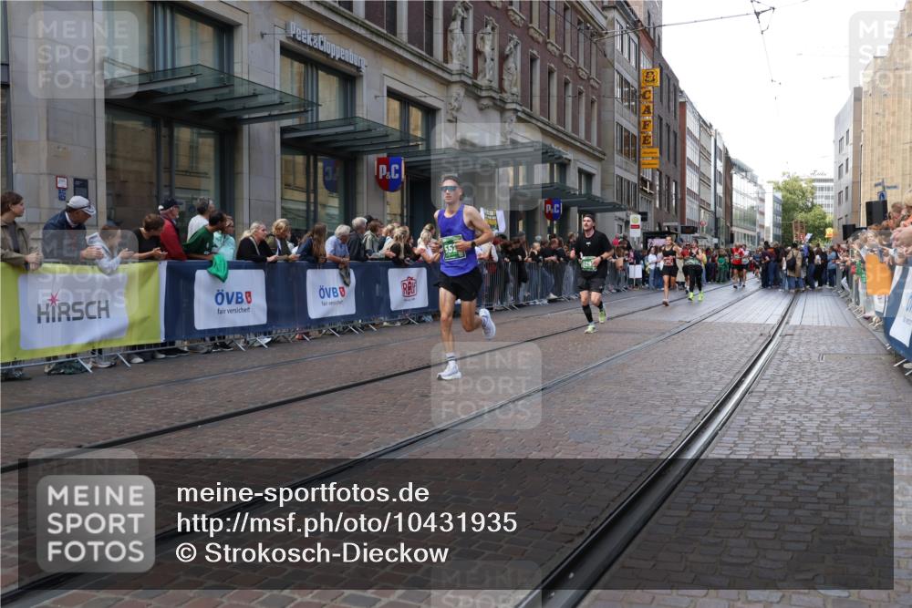 13.09.2026 - 21. swb-Marathon Bremen Strokosch-Dieckow http://msf.ph/oto/10431935 13.09.2026 13:11:40 Ziel 493, 826, 863, 2444, 2447, 2820, 3336, 3703, 4283, 4368, 4651, 4698, 5521, 5893, 5940, 6668, 6739, 7621, 8996, 9398, 13055, 382, 3899, 5585, 6059, 6274, 7109, 8982, 9291, 13055 meine-sportfotos.de