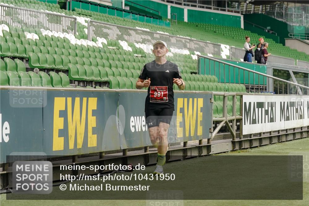 13.09.2026 - 21. swb-Marathon Bremen Michael Burmester http://msf.ph/oto/10431950 13.09.2026 12:28:15 Laufen im Stadion 103, 238, 358, 420, 553, 574, 649, 719, 959, 1161, 1253, 1256, 1352, 1391, 1428, 1525, 1724, 1783, 1917, 2032, 3662, 4264, 149, 289, 814, 968, 1313, 1483, 1490, 1544 meine-sportfotos.de